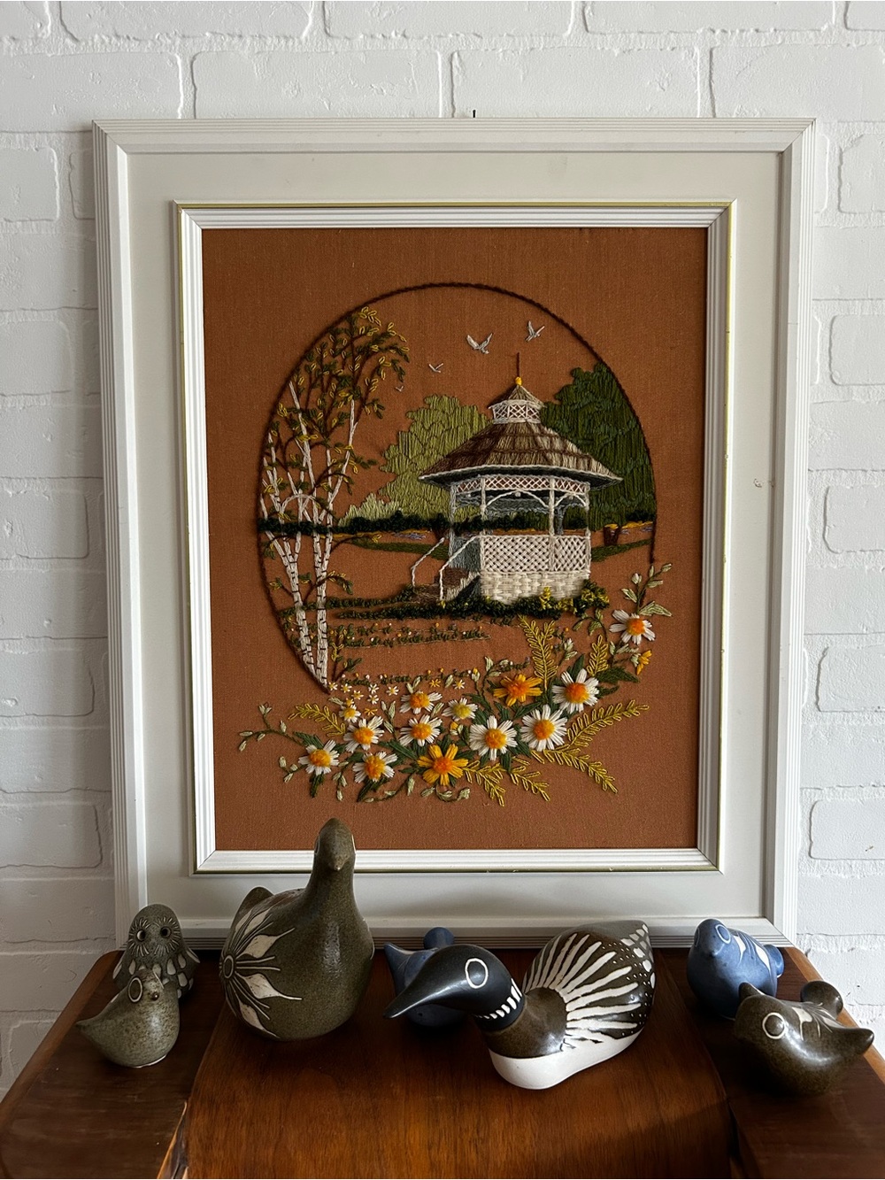 Magnifique cadre SUNSET Stitchery 1979 "SUMMER IN THE PARK" Crewel broderie